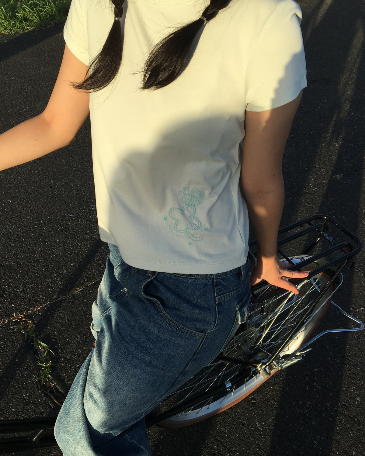 Lucky Bee Embroidery Tee (Pale mint)